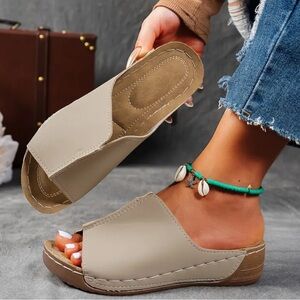 NWOT. Women's Beige Slide Sandals Size 7